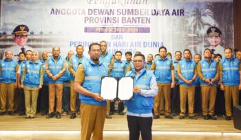 Gubernur Banten sekaligus Ketua Dewan Sumber Daya Air Provinsi Banten,.Andra Soni dan Ketua Harian Dewan SDA Banten, Arlan Marzan beserta Jajaran Anggota Dewan Sumber Daya Air Provinsi Banten saat prosesi Pengukuhan. Foto: Awal Rijal