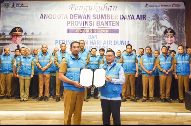 
 Gubernur Banten sekaligus Ketua Dewan Sumber Daya Air Provinsi Banten,.Andra Soni dan Ketua Harian Dewan SDA Banten, Arlan Marzan beserta Jajaran Anggota Dewan Sumber Daya Air Provinsi Banten saat prosesi Pengukuhan. Foto: Awal Rijal