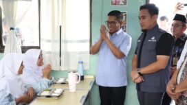 Gubernur Banten Andra Soni saat meninjau pelaksanaan Program Makan Bergizi Gratis (MBG) dan Pelaksanaan Sistem Penerimaan Murid Baru (SPMB) di SMAN I Kota Cilegon. Foto: ist