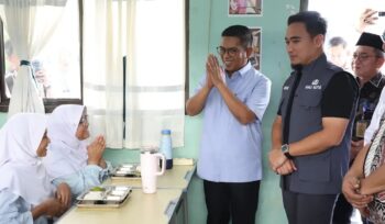Gubernur Banten Andra Soni saat meninjau pelaksanaan Program Makan Bergizi Gratis (MBG) dan Pelaksanaan Sistem Penerimaan Murid Baru (SPMB) di SMAN I Kota Cilegon. Foto: ist