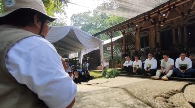 Koordinator Koalisi Aktivis Lingkungan Hidup Tangerang (Kalung), Ade Yunus saat Dialog bersama Menteri Lingkungan Hidup Mohammad Jumhur Hidayat dalam acara sarasehan Komunitas Peduli Sungai di Yayasan Bambu Indonesia, Cibinong Bogor Jawa Barat. Foto: TangerangPos 