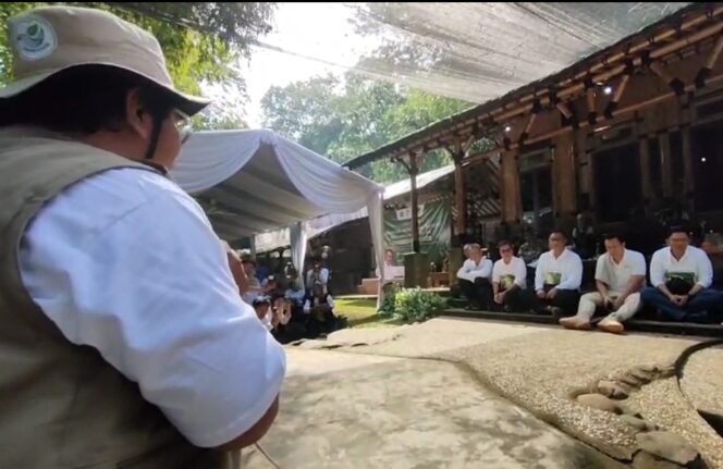 
 Koordinator Koalisi Aktivis Lingkungan Hidup Tangerang (Kalung), Ade Yunus saat Dialog bersama Menteri Lingkungan Hidup Mohammad Jumhur Hidayat dalam acara sarasehan Komunitas Peduli Sungai di Yayasan Bambu Indonesia, Cibinong Bogor Jawa Barat. Foto: TangerangPos 