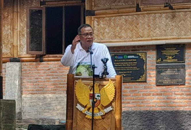 
 Menteri Lingkungan Hidup Mohammad Jumhur Hidayat saat acara Sarasehan bersama Komunitas Peduli Sungai dan Komunitas Bambu di Yayasan Bambu Indonesia, Cibinong Bogor Jawa Barat. Foto: TangerangPos 