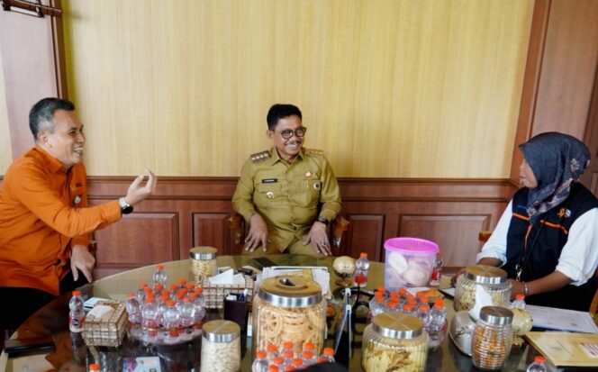 
 Wali Kota Tangerang Sachrudin saat menerima Kunjungan Kepala BPS Kota Tangerang dan Petugas Sensus Ekonomi 2026 dikediaman. Foto: ist