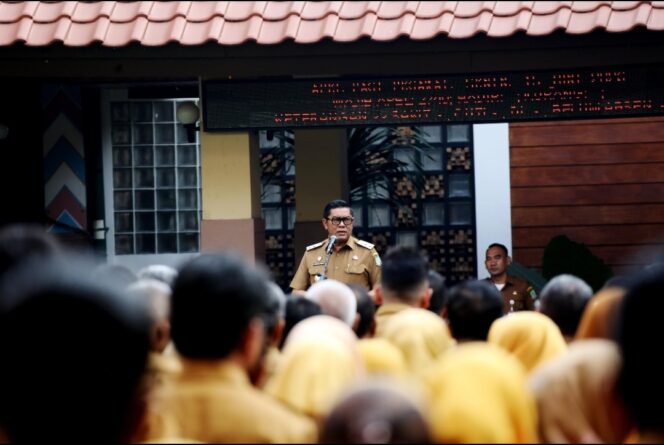 
 Wakil Wali Kota Tangerang Maryono saat memimpin apel pagi yang berlangsung di Plaza Pusat Pemerintahan Kota Tangerang. Foto: ist 