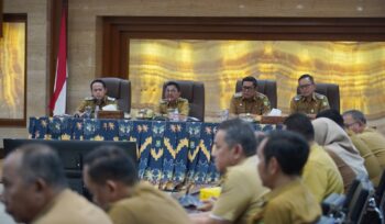 Wali Kota Tangerang H. Sachrudin dan Wakil Wali Kota Tangerang, H. Maryono, saat Pimpin Rapat Evaluasi. Foto: Ist