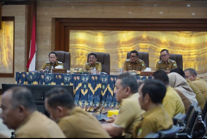
 Wali Kota Tangerang H. Sachrudin dan Wakil Wali Kota Tangerang, H. Maryono, saat Pimpin Rapat Evaluasi. Foto: Ist