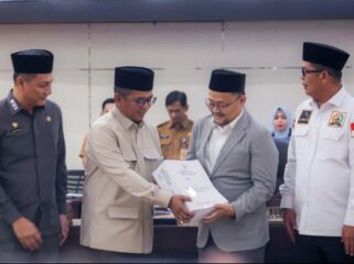 Gubernur Banten Andra Soni saat menyampaikan nota pengantar Rancangan Peraturan Daerah (Raperda) tentang Pertanggungjawaban Pelaksanaan APBD Provinsi Banten Tahun Anggaran 2025 dalam rapat paripurna DPRD Provinsi Banten. Foto: ist