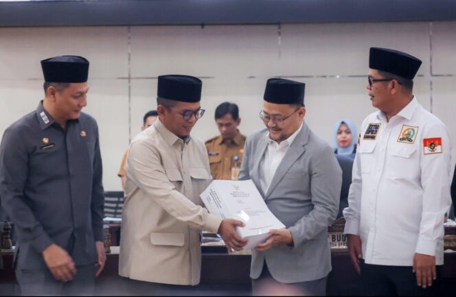 
 Gubernur Banten Andra Soni saat menyampaikan nota pengantar Rancangan Peraturan Daerah (Raperda) tentang Pertanggungjawaban Pelaksanaan APBD Provinsi Banten Tahun Anggaran 2025 dalam rapat paripurna DPRD Provinsi Banten. Foto: ist