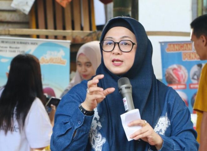 
 Wakil Bupati (Wabup) Tangerang, Intan Nurul Hikmah saat menghadiri sekaligus secara resmi membuka Pasar Tradisional Sumur Gede Cipari Desa Ciakar, Kecamatan Panongan. Foto: ist