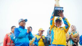 Wali Kota Tangerang Sachrudin saat mengangkat Piala Juara Umum POPDA Banten XIII. Foto: ist