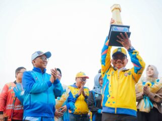 Wali Kota Tangerang Sachrudin saat mengangkat Piala Juara Umum POPDA Banten XIII. Foto: ist