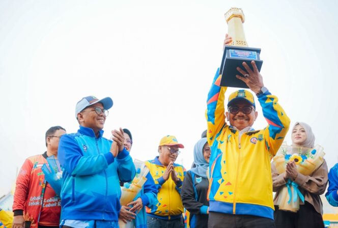 
 Wali Kota Tangerang Sachrudin saat mengangkat Piala Juara Umum POPDA Banten XIII. Foto: ist