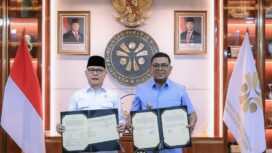 Gubernur Banten Andra Soni menandatangani nota kesepahaman (MoU) dengan Menteri Pelindungan Pekerja Migran Indonesia (P2MI) Mukhtarudin. Foto: ist