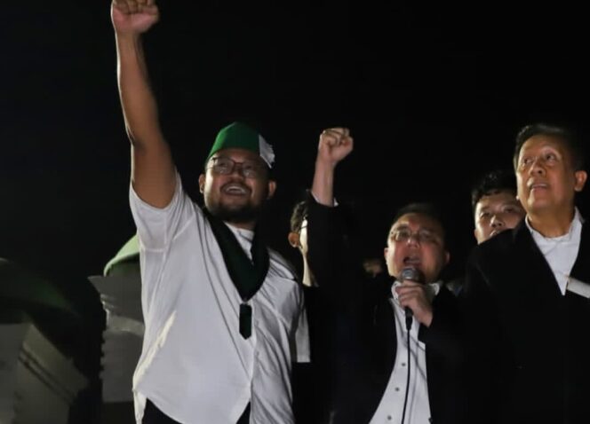 
 Wakil Ketua DPR RI Koordinator Bidang Politik dan Keamanan (Korpolkam) DPR RI Sufmi Dasco Ahmad saat temui Mahasiswa didepan Gedung DPR RI Senayan Jakarta. Foto: Ist