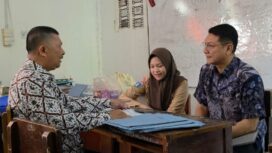 Sekretaris Daerah (Sekda) Provinsi Banten Deden Apriandi menjalankan Gerakan Ayah Mengambil Rapor (GEMAR) dengan mendampingi langsung pengambilan rapor putrinya di SMAN 1 Kota Serang. Foto; ist