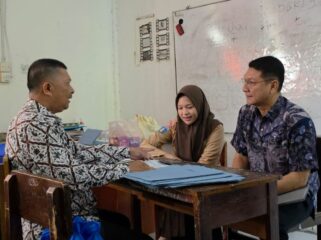 Sekretaris Daerah (Sekda) Provinsi Banten Deden Apriandi menjalankan Gerakan Ayah Mengambil Rapor (GEMAR) dengan mendampingi langsung pengambilan rapor putrinya di SMAN 1 Kota Serang. Foto; ist