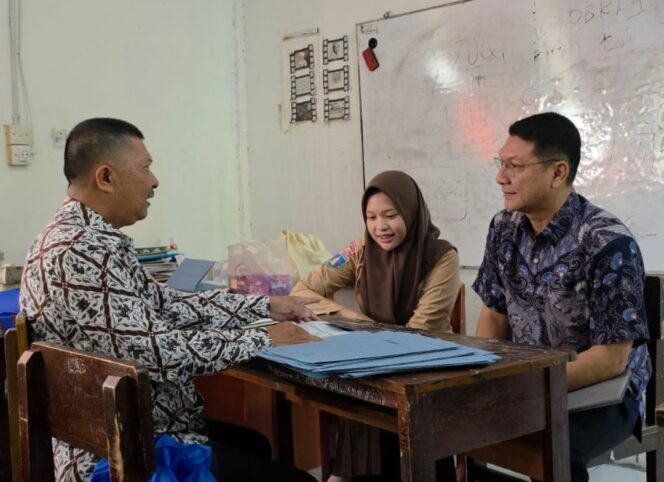 
 Sekretaris Daerah (Sekda) Provinsi Banten Deden Apriandi menjalankan Gerakan Ayah Mengambil Rapor (GEMAR) dengan mendampingi langsung pengambilan rapor putrinya di SMAN 1 Kota Serang. Foto; ist