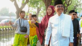 Wali Kota Tangerang H. Sachrudin berjalan bersama ribuan masyarakat Kota Tangerang mengikuti kegiatan ikonik Jalan Sehat Sarungan yang menjadi bagian dari rangkaian tahunan Festival Al-A'zhom ke-13. Foto: ist