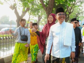 Wali Kota Tangerang H. Sachrudin berjalan bersama ribuan masyarakat Kota Tangerang mengikuti kegiatan ikonik Jalan Sehat Sarungan yang menjadi bagian dari rangkaian tahunan Festival Al-A'zhom ke-13. Foto: ist