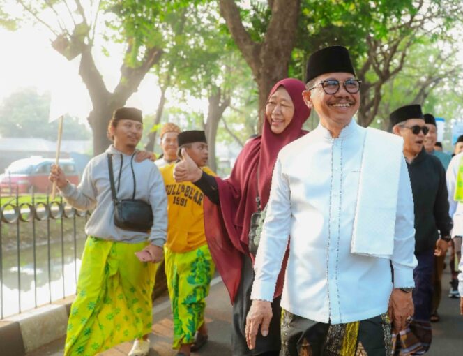 
 Wali Kota Tangerang H. Sachrudin berjalan bersama ribuan masyarakat Kota Tangerang mengikuti kegiatan ikonik Jalan Sehat Sarungan yang menjadi bagian dari rangkaian tahunan Festival Al-A'zhom ke-13. Foto: ist