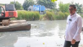 Gubernur Banten Andra Soni saat meninjau pelaksanaan proyek pengendalian banjir sekaligus pengerukan sedimentasi sepanjang 1,5 kilometer di aliran Sungai Cibanten, tepatnya jalur nelayan di Pelabuhan Karangantu, Kota Serang. Foto: Ist