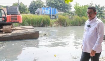 Gubernur Banten Andra Soni saat meninjau pelaksanaan proyek pengendalian banjir sekaligus pengerukan sedimentasi sepanjang 1,5 kilometer di aliran Sungai Cibanten, tepatnya jalur nelayan di Pelabuhan Karangantu, Kota Serang. Foto: Ist