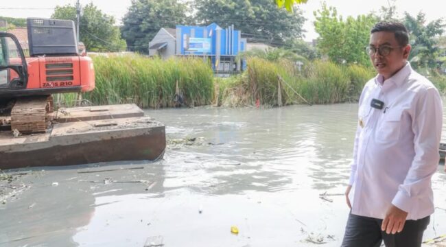 Gubernur Banten Andra Soni saat meninjau pelaksanaan proyek pengendalian banjir sekaligus pengerukan sedimentasi sepanjang 1,5 kilometer di aliran Sungai Cibanten, tepatnya jalur nelayan di Pelabuhan Karangantu, Kota Serang. Foto: Ist