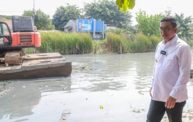 
 Gubernur Banten Andra Soni saat meninjau pelaksanaan proyek pengendalian banjir sekaligus pengerukan sedimentasi sepanjang 1,5 kilometer di aliran Sungai Cibanten, tepatnya jalur nelayan di Pelabuhan Karangantu, Kota Serang. Foto: Ist