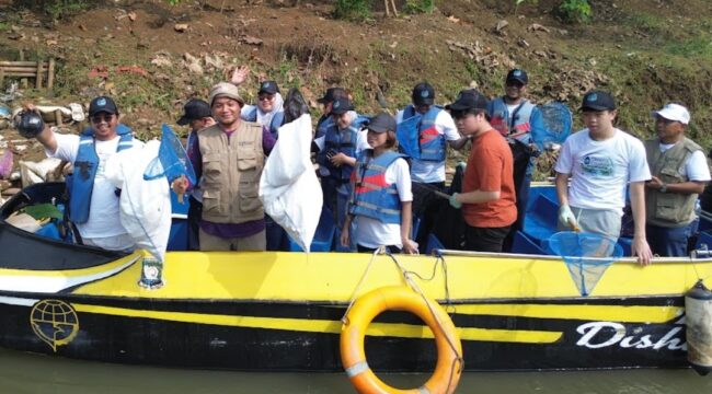 Aksi Nyata Pelestarian Sungai Cisadane dalam Tajuk Clean Up Cisadane berhasil bersihkan 8,5 Ton Sampah. Foto: TangerangPos 