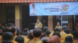 Wali Kota Tangerang, H. Sachrudin, saat memimpin apel pagi yang dirangkaikan dengan peringatan Hari Keluarga Nasional (Harganas) ke-33 Tahun 2026 di Selasar Pusat Pemerintahan Kota Tangerang. Foto: ist