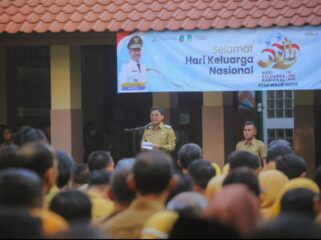 Wali Kota Tangerang, H. Sachrudin, saat memimpin apel pagi yang dirangkaikan dengan peringatan Hari Keluarga Nasional (Harganas) ke-33 Tahun 2026 di Selasar Pusat Pemerintahan Kota Tangerang. Foto: ist