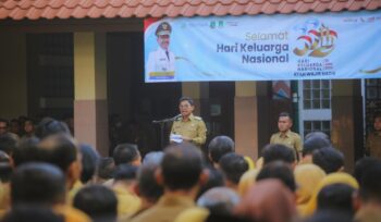 Wali Kota Tangerang, H. Sachrudin, saat memimpin apel pagi yang dirangkaikan dengan peringatan Hari Keluarga Nasional (Harganas) ke-33 Tahun 2026 di Selasar Pusat Pemerintahan Kota Tangerang. Foto: ist