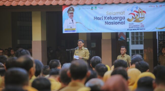 Wali Kota Tangerang, H. Sachrudin, saat memimpin apel pagi yang dirangkaikan dengan peringatan Hari Keluarga Nasional (Harganas) ke-33 Tahun 2026 di Selasar Pusat Pemerintahan Kota Tangerang. Foto: ist