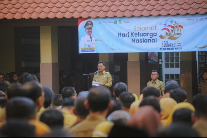 
 Wali Kota Tangerang, H. Sachrudin, saat memimpin apel pagi yang dirangkaikan dengan peringatan Hari Keluarga Nasional (Harganas) ke-33 Tahun 2026 di Selasar Pusat Pemerintahan Kota Tangerang. Foto: ist
