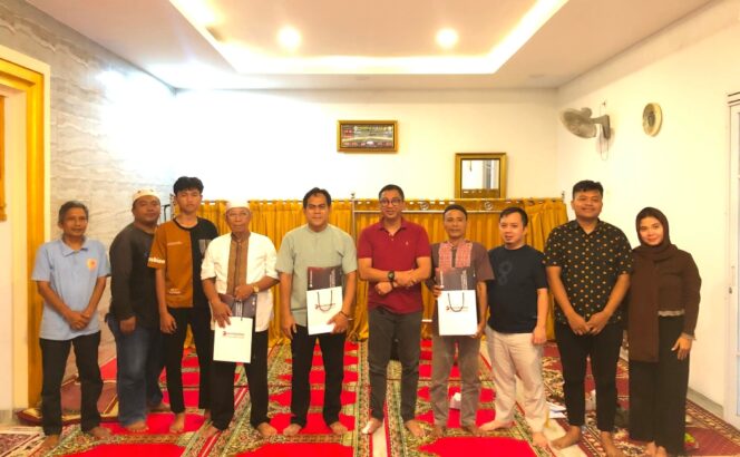
 Kepala Divisi Sekretariat Perusahaan & Hukum Bank Banten, Ferdy Ardian saat silaturahmi dengan Tokoh Masyarakat dan RT Sekitar yang berlangsung di Musala lingkungan RT 01/RW 09, Kelurahan Cipare, Kota Serang (20/6/26). Foto: Ist