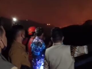 Bupati Tangerang Moch Maesyal Rasyid saat meninjau Penanganan Kebakaran TPA Jatiwaringin. Foto: ist
