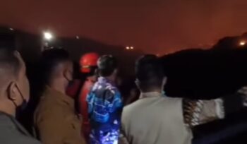 Bupati Tangerang Moch Maesyal Rasyid saat meninjau Penanganan Kebakaran TPA Jatiwaringin. Foto: ist