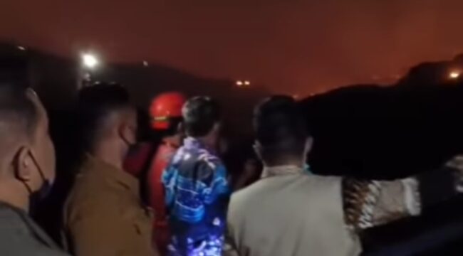 Bupati Tangerang Moch Maesyal Rasyid saat meninjau Penanganan Kebakaran TPA Jatiwaringin. Foto: ist