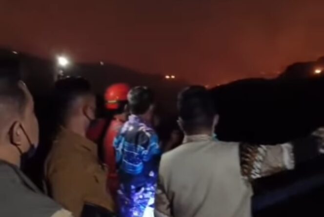 
 Bupati Tangerang Moch Maesyal Rasyid saat meninjau Penanganan Kebakaran TPA Jatiwaringin. Foto: ist