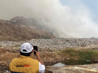 Kobaran Api dan Kepulan Asap masih selimuti Sekitaran TPA Jatiwaringin, Mauk Kabupaten Tangerang. Foto: TangerangPos 