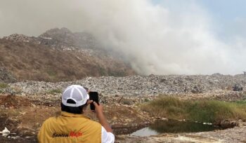 Kobaran Api dan Kepulan Asap masih selimuti Sekitaran TPA Jatiwaringin, Mauk Kabupaten Tangerang. Foto: TangerangPos 