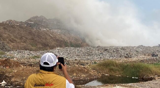 Kobaran Api dan Kepulan Asap masih selimuti Sekitaran TPA Jatiwaringin, Mauk Kabupaten Tangerang. Foto: TangerangPos 