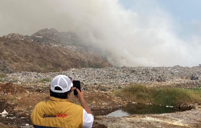 
 Kobaran Api dan Kepulan Asap masih selimuti Sekitaran TPA Jatiwaringin, Mauk Kabupaten Tangerang. Foto: TangerangPos 