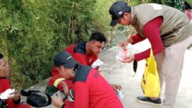 Ketua Kawan Muda 17, Herdiansyah saat bagikan Susu Steril dan Vitamin kepada Petugas Gabungan. Foto: TangerangPos 