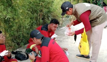 Ketua Kawan Muda 17, Herdiansyah saat bagikan Susu Steril dan Vitamin kepada Petugas Gabungan. Foto: TangerangPos 