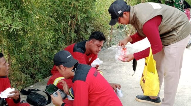 Ketua Kawan Muda 17, Herdiansyah saat bagikan Susu Steril dan Vitamin kepada Petugas Gabungan. Foto: TangerangPos 