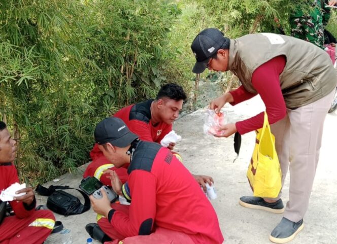 
 Ketua Kawan Muda 17, Herdiansyah saat bagikan Susu Steril dan Vitamin kepada Petugas Gabungan. Foto: TangerangPos 
