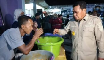 Bupati Tangerang Moch. Maesyal Rasyid kembali mengunjungi warga terdampak kebakaran Tempat Pembuangan Akhir (TPA) Jatiwaringin yang mengungsi di Balai Desa Tanjakan Mekar, Kecamatan Rajeg. Foto: ist