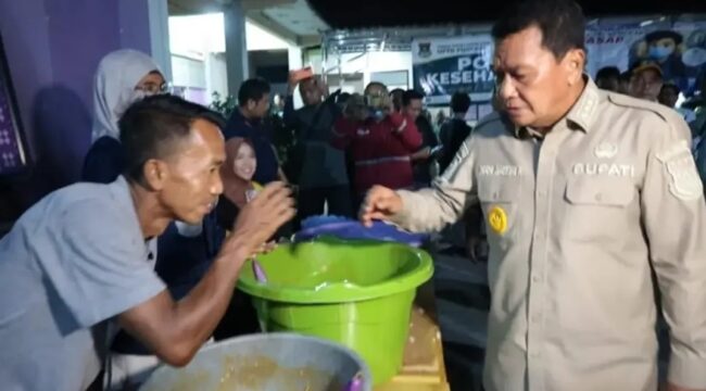Bupati Tangerang Moch. Maesyal Rasyid kembali mengunjungi warga terdampak kebakaran Tempat Pembuangan Akhir (TPA) Jatiwaringin yang mengungsi di Balai Desa Tanjakan Mekar, Kecamatan Rajeg. Foto: ist